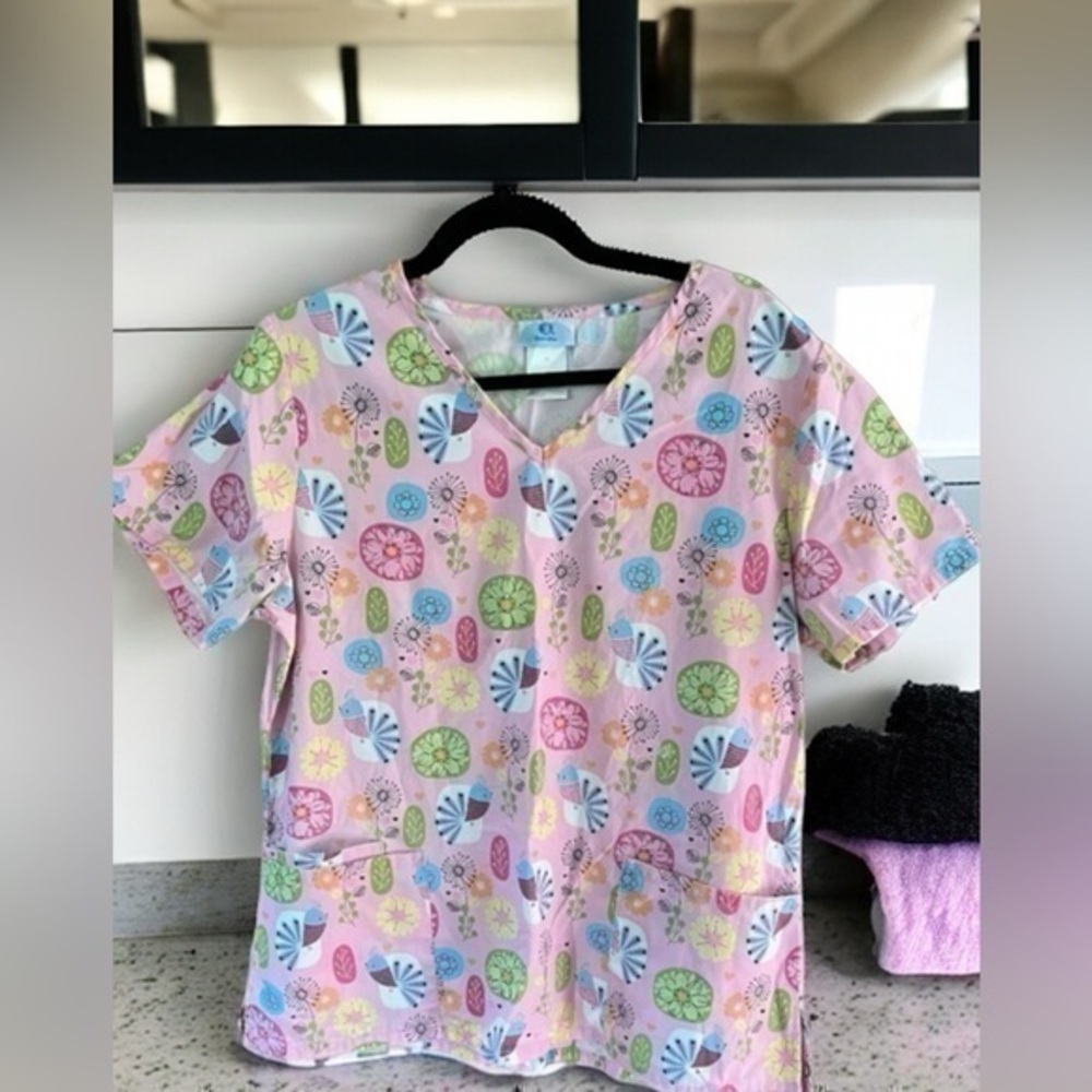 SB Scrubs Scrub top Whimsical 🐦 & 🌸 Sz M